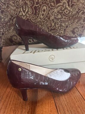 Life Stride Women's Burgundy ( wine red) Croc Heel Pump. Wide 8 &1/2. New in box